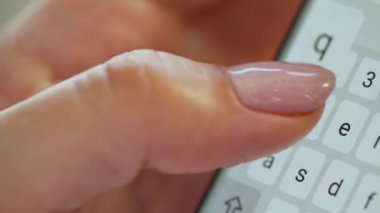 Akıllı telefondan yazı yazan eller yakın plan.