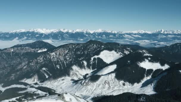 Widok z lotu ptaka na zaśnieżone Tatry Wysokie w pogodę. Słowacja, Chopok — Wideo stockowe