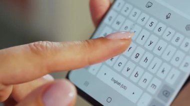 Akıllı telefondan yazı yazan eller yakın plan.