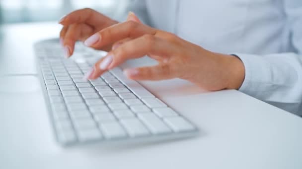 Mãos femininas digitando em um teclado de computador. Conceito de trabalho remoto. — Vídeo de Stock