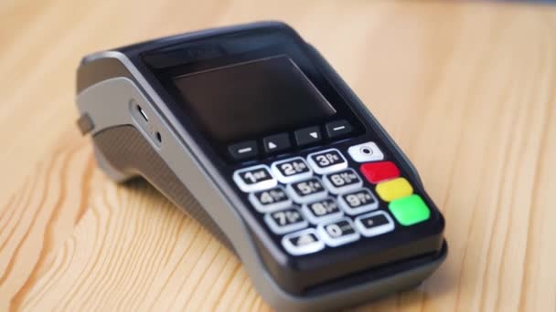 Contactloze betaling met smartphone. Draadloos betaalconcept. Close-up, vrouw met behulp van smartphone cashless portemonnee NFC-technologie om orde te betalen op de bank terminal. — Stockvideo