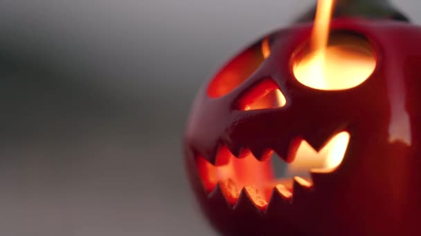 Halloween Jack-o-Lanterna con candela accesa dentro. Simbolo di Halloween. Autunno Ognissanti. — Video Stock