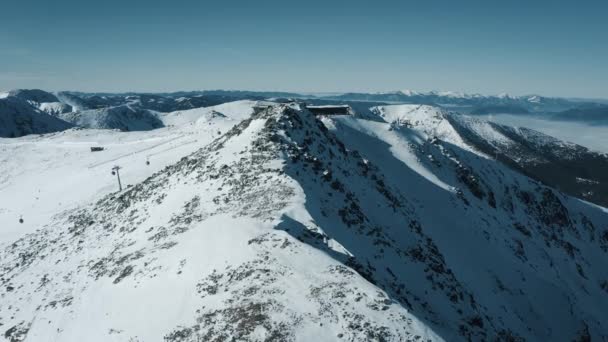 Widok z lotu ptaka na ośrodek narciarski - wyciągi gondolowe, narciarze na nartach na zboczu góry. Wysokie Tatry. Słowacja, Chopok — Wideo stockowe