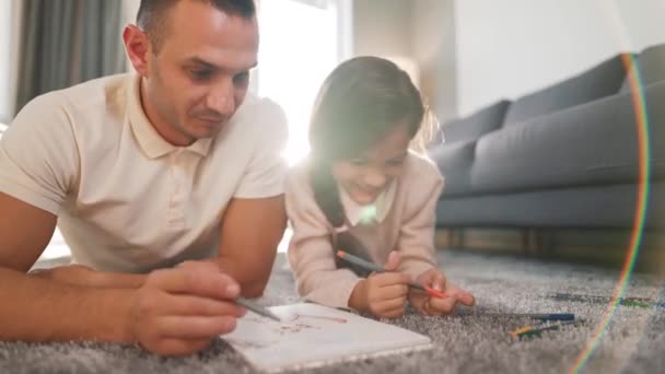 Padre e hija se están divirtiendo y pintando juntos. Concepto de familia feliz y tiempo libre de calidad — Vídeos de Stock