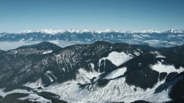 Vista aérea de las montañas nevadas de los Altos Tatras en tiempo despejado. Eslovaquia, Chopok — Vídeos de Stock