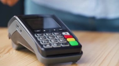 NFC kredi kartı ödemesi. NFC teknolojisiyle kredi kartıyla ödeme yapan bir kadın. Kablosuz para transferi. Kablosuz ödeme