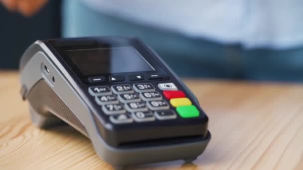 NFC hitelkártyás fizetés. Nő fizet érintésmentes hitelkártyával NFC technológiával. Vezeték nélküli pénz tranzakció. Vezeték nélküli fizetés — Stock videók