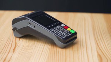 Akıllı telefondan yeşil ekran ile yapılan temassız ödeme. Kablosuz ödeme konsepti. Yakın plan, kadın banka terminalindeki siparişi ödemek için akıllı telefon nakitsiz cüzdan teknolojisi kullanıyor..