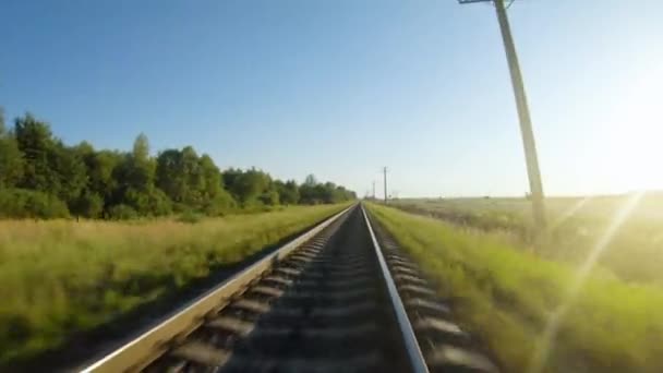 Snabb flygning nära tågspår i en klar solig dag — Stockvideo