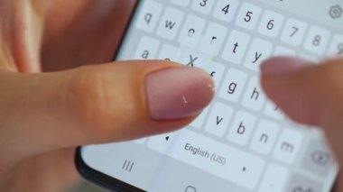 Akıllı telefondan yazı yazan eller yakın plan.