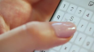 Akıllı telefondan yazı yazan eller yakın plan.