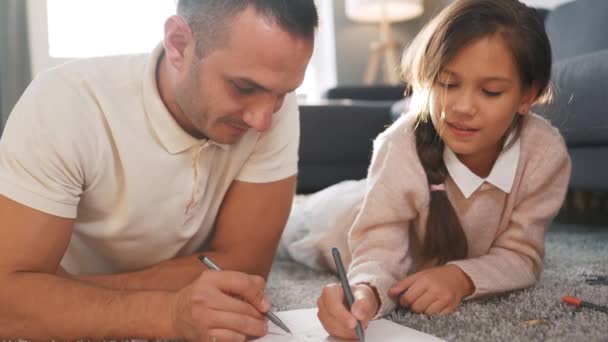 Padre e hija se están divirtiendo y pintando juntos. Concepto de familia feliz y tiempo libre de calidad — Vídeo de stock