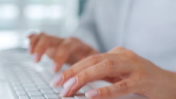 Kobiece ręce na klawiaturze komputera. Pojęcie pracy zdalnej. — Wideo stockowe