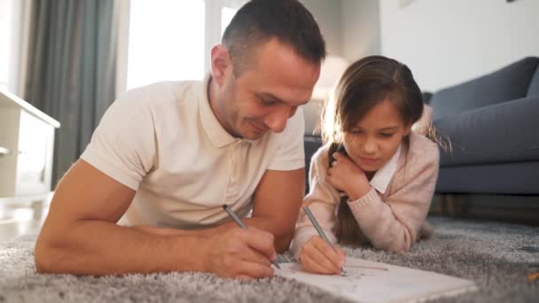 Baba ve kızı birlikte resim yapıp eğleniyorlar. Mutlu bir aile kavramı ve kaliteli bir eğlence zamanı. — Stok video