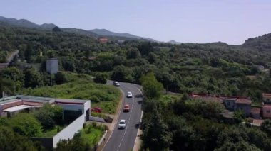 Tenerife 'nin kuzey kesiminin hava manzarası - zengin yeşil bitki örtüsü, yol trafiği