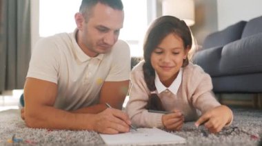 Baba ve kızı birlikte resim yapıp eğleniyorlar. Mutlu bir aile kavramı ve kaliteli bir eğlence zamanı.