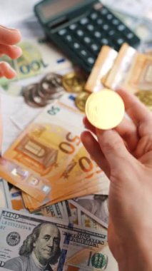 Erkek eli, BTC bitcoin 'i farklı para birimlerinin banknotları olan dolar ve avrolar ile karşılaştırır ve döndürür. Kripto para birimi kavramı ve engelleme teknolojisinin geniş dünyası..