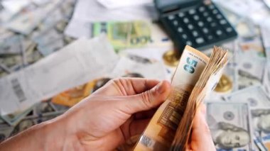 Ev muhasebesi konsepti. Adam para hesaplıyor, aylık konut giderleri, vergiler ve kredi kartı faturaları