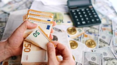 Ev muhasebesi konsepti. Adam para hesaplıyor, aylık konut giderleri, vergiler ve kredi kartı faturaları. Yavaş çekim