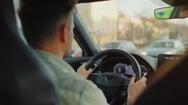 Şehrin sokaklarında araba süren bir adamın arka koltuğu. Yavaş çekim