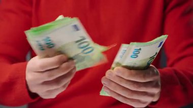 Avro banknotlarını sayan adam, yakın plan. Yatırım, başarı, finansal beklentiler veya kariyer ilerlemesi kavramı.