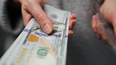 Amerikan Doları 'nı sayan bir kadın, yakın plan. Yatırım, başarı, finansal beklentiler veya kariyer ilerlemesi kavramı.