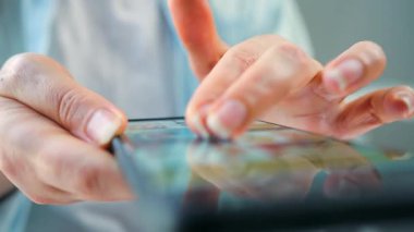 Sosyal medyada akıllı telefondan yayın yapan, dokunmatik ekranlara dokunan, kurye uygulaması kullanan bir kadın. Cep telefonu tutan kadın..