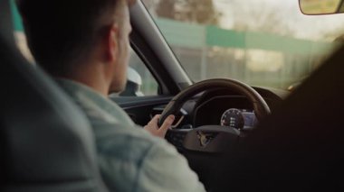 Şehrin sokaklarında araba süren bir adamın arka koltuğu. Yavaş çekim