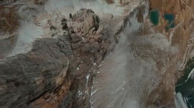 FPV İHA 'sı Cristallo Dağı' nın keskin dağ uçurumları boyunca uçuyor. İtalya ve Alplerdeki Dolomitler.