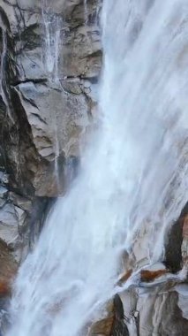 Shannon Falls 'un havadan görünüşü. Su kanyondan aşağı akıyor. Squamish 'te, Vancouver' ın kuzeyinde, British Columbia, Kanada