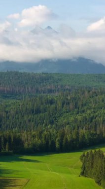 Etraftaki güzel Tantra dağlarının, bulutların ve manzaranın nefes kesen yüksek hızları. Orman, çayırlar ve yeşil çimenler. Lapszanka, Tatra dağları, Polonya