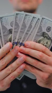 Mutlu, resmi giyinmiş adam yakın plan Amerikan Doları 'nı sayıyor. Yatırım, başarı, finansal beklentiler veya kariyer ilerlemesi kavramı.