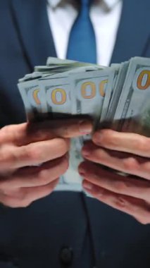 Mutlu, resmi giyinmiş adam yakın plan Amerikan Doları 'nı sayıyor. Yatırım, başarı, finansal beklentiler veya kariyer ilerlemesi kavramı.