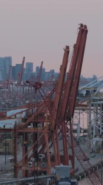 Arka planda Vancouver Limanı 'nın havadan görüntüsü var. Havadaki yangınlardan çıkan duman. British Columbia, Kanada