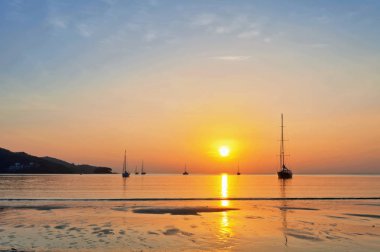 Günbatımında tropikal denizde yat 