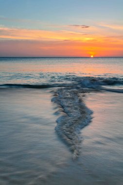 Güzel günbatımında tropik bir sahil. Doğa arkaplanı 