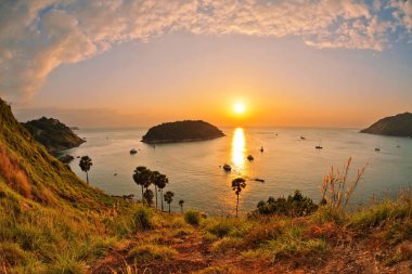 Panorama görüş günbatımı deniz, küçük ada, avuç içi ve balık gözü lens tekneler. doğa arka plan 