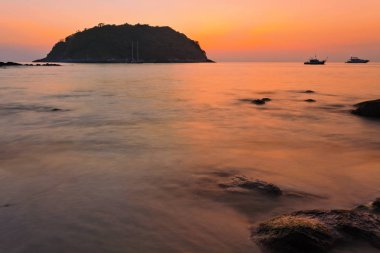 Güzel günbatımında tropik bir sahil. Doğa arkaplanı 