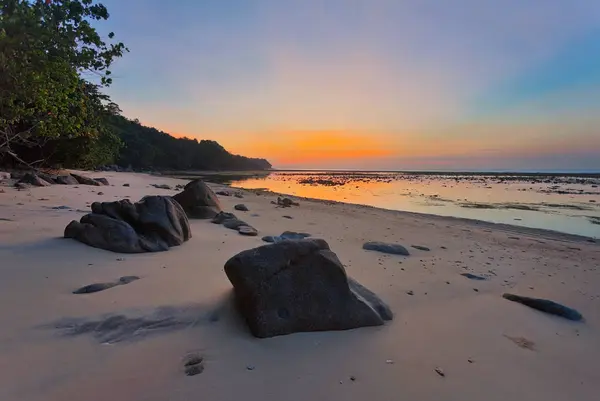 Τροπική Παραλία Άμπωτη Εγκαίρως Φόντο Ηλιοβασίλεμα — Φωτογραφία Αρχείου