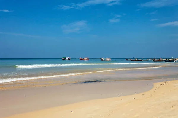 Barcos Mar Tropical Cerca Playa Tropical Tailandia — Foto de Stock