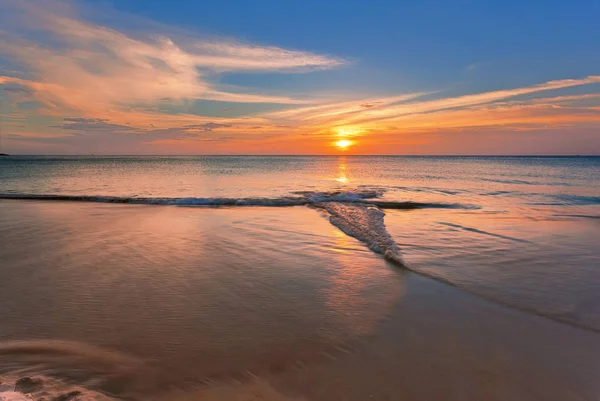 Τροπική Παραλία Στο Όμορφο Ηλιοβασίλεμα Φόντο Φύσης — Φωτογραφία Αρχείου