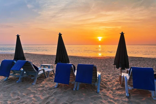 Chaises Longues Parasols Sur Plage Blanche Heure Coucher Soleil Sur — Photo