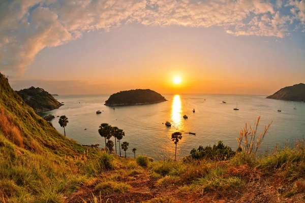 Panoramablick Auf Das Meer Bei Sonnenuntergang Kleine Insel Palmen Und — Stockfoto