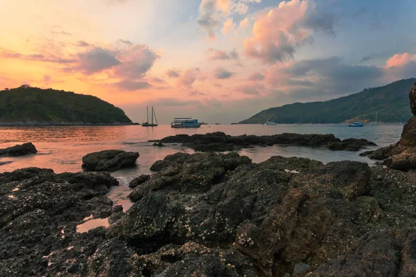 美丽的夕阳西下 海滩上的岩石 自然背景 — 图库照片