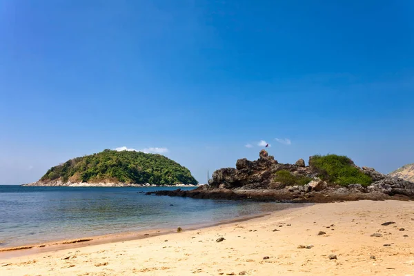 Prachtig Tropisch Strand Met Uitzicht Zee Schoon Water Blauwe Lucht — Stockfoto