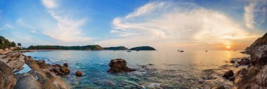 Steached Panoraması tropikal renkli sunset beach, Phuket Island, Tayland tarihinde. 