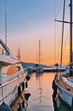 Gün batımında yat limanında yelken açacağız. Tivat. Karadağ