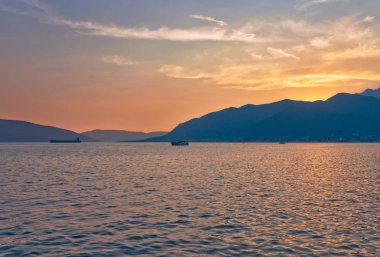 Dağlarda gün batımı. Kotors Körfezi. Karadağ