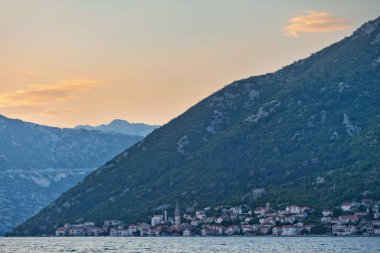 Dağlarda gün batımı. Kotors Körfezi. Karadağ