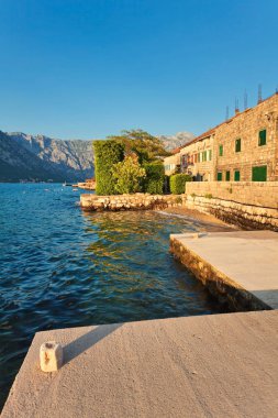 sunlights deniz ve dağ manzaralı denize sıfır. Karadağ